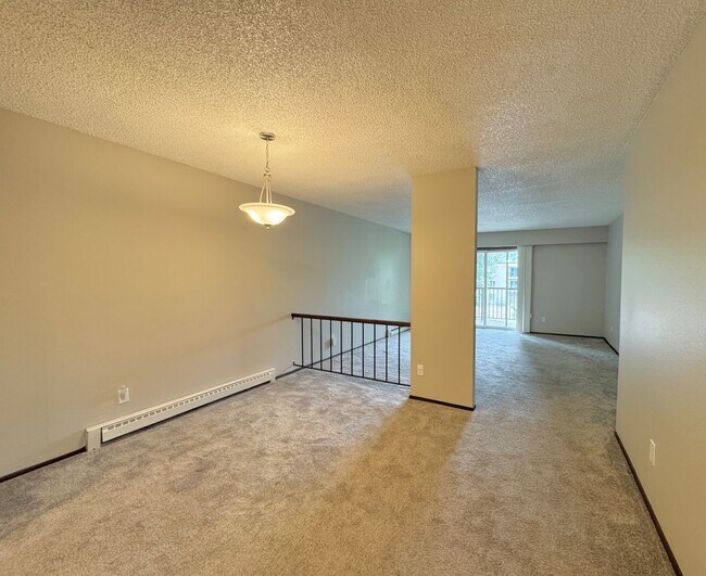 Building Photo - 3Bd/1.75Ba Bellevue Condo