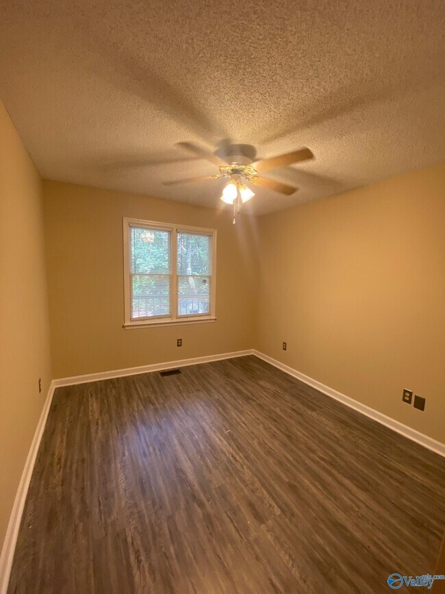 Building Photo - 523 Farmingdale Rd SE