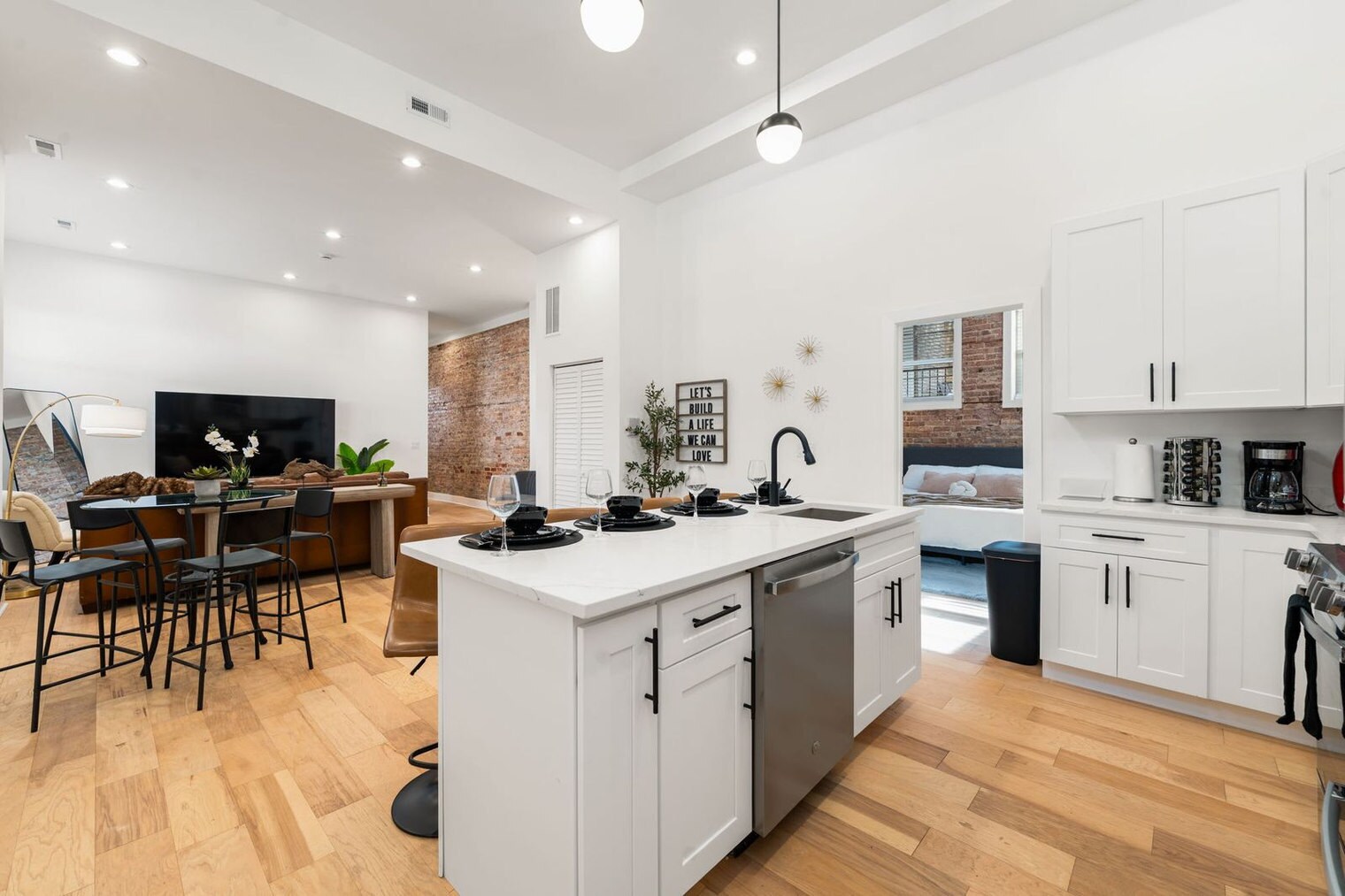 Building Photo - 1941 W Augusta Blvd