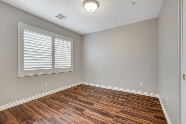 Building Photo - Gorgeous Three Bedroom in the Northwest!