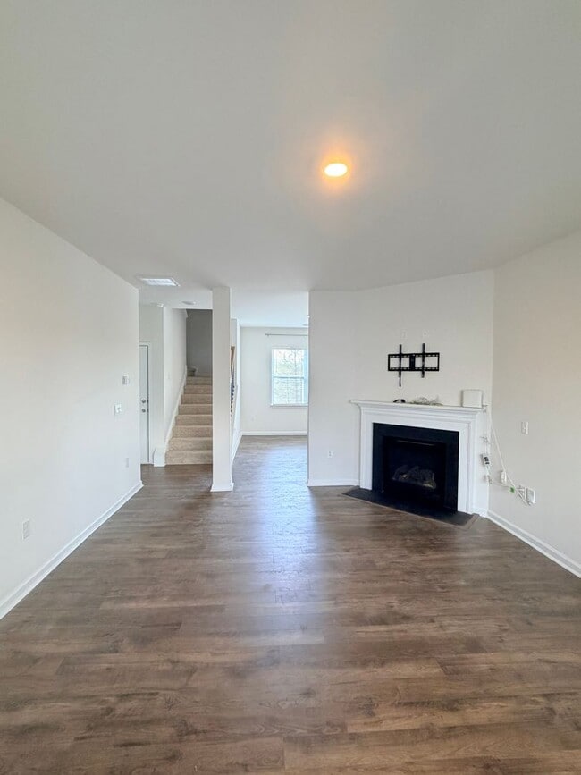 Building Photo - Beautiful 4 Bed, 2.5 Bath Home - Lawn Care Included!