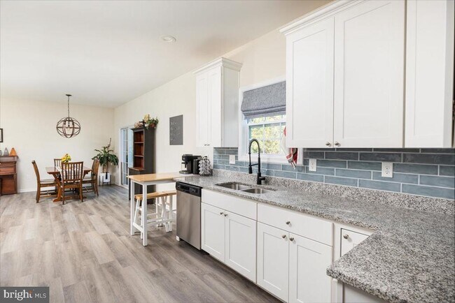 Building Photo - 321 Whispering Echos Dr