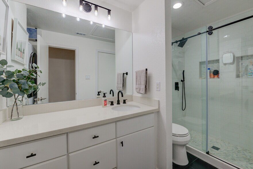 Building Photo - 704 Bering Dr