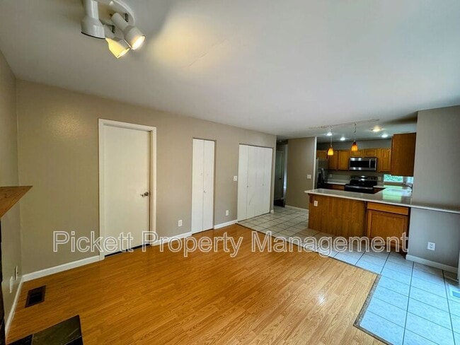 Building Photo - 1081 NE Shadybrook Ct