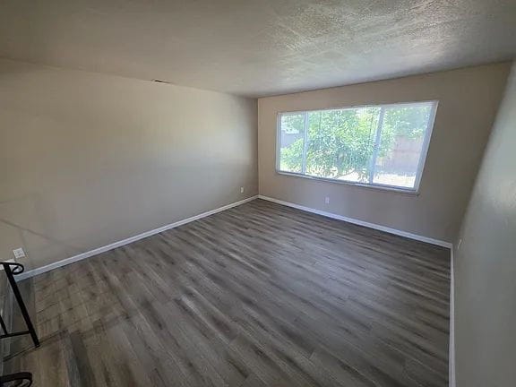 Building Photo - This charming newly renovated home has 3 bedrooms and 2 full bathroom.