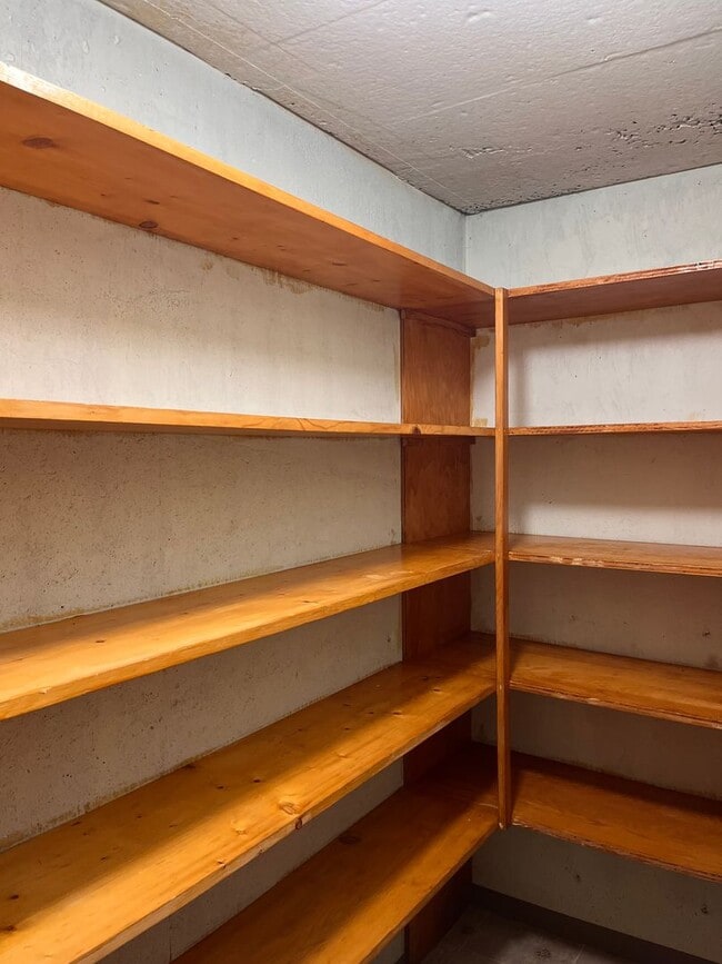 Building Photo - Spacious North Tacoma waterfront Unit with...