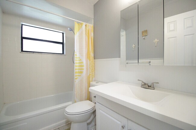 Building Photo - 1228 SW 75th Dr