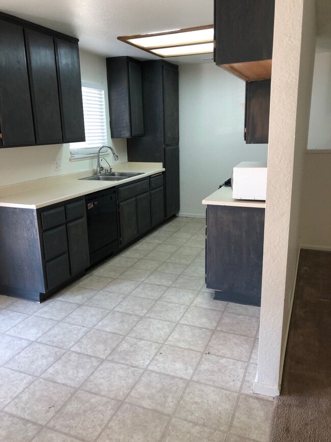 Building Photo - 3 BEDROOM APPLE VALLEY HOME