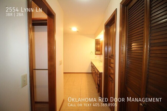 Building Photo - 2554 Lynn Ln