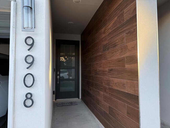 Building Photo - 9908 Bijan Dr