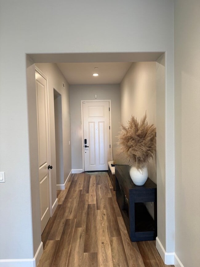 Building Photo - Home in Gated Five Knolls Community | 5 Bedrooms