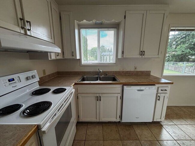 Building Photo - Charming 3-Bedroom Rambler with Spacious Yard & Convenient Location