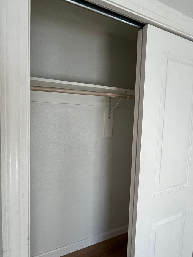 Building Photo - Rosemont Updated 2 Bedroom Unit