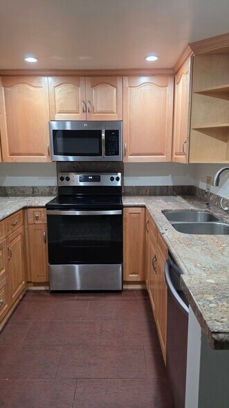 Kitchen - 12830 Burbank Blvd
