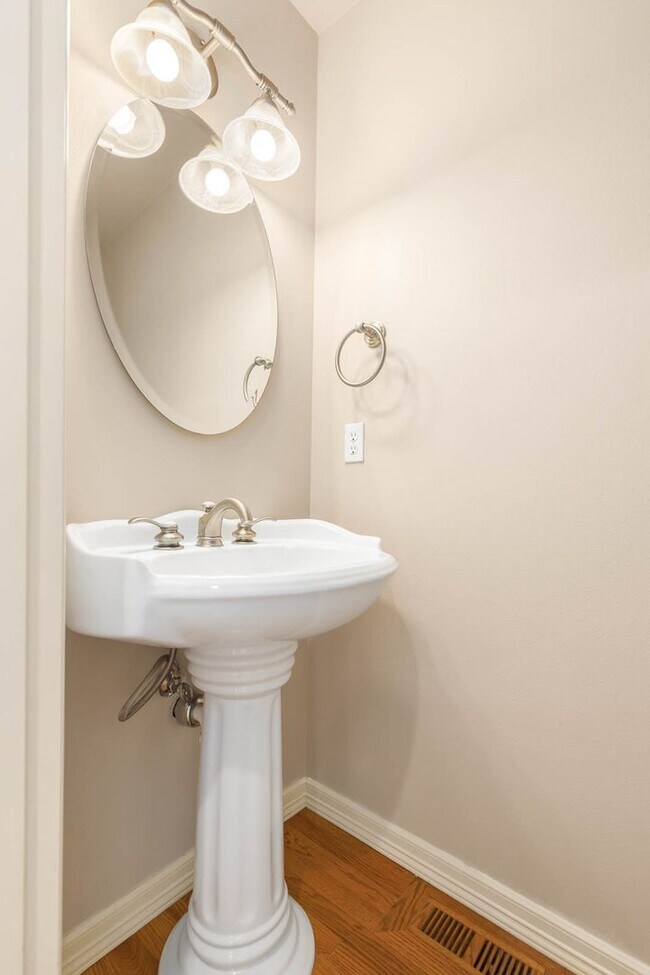 Building Photo - Stunning 4 bedroom Home in Coveted Deer Ridge Community