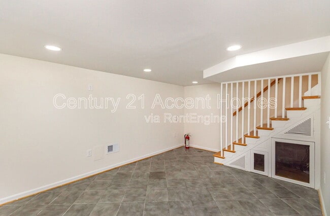 Building Photo - 2032 Arlington Ter