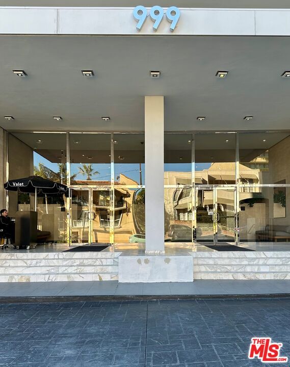 Building Photo - 999 N Doheny Dr