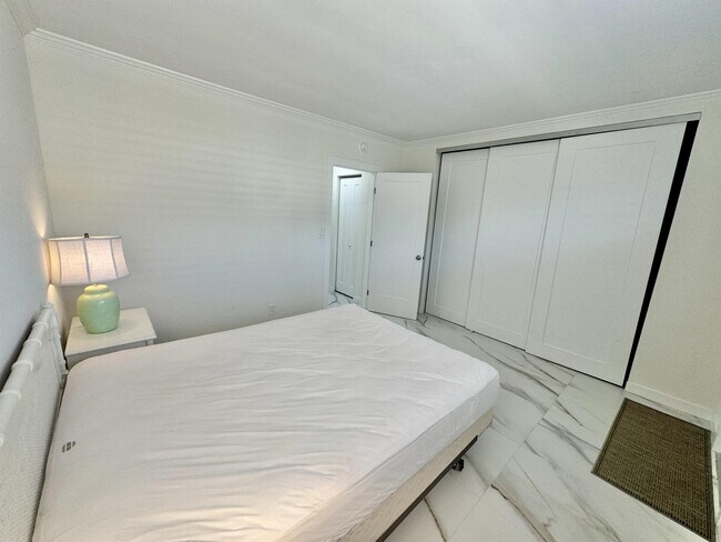 Building Photo - 473 12th Ave S