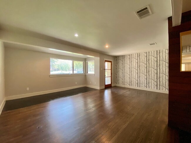 Building Photo - Charming 4 Bedrooms, 3 Bathrooms Home in Allandale!!!!