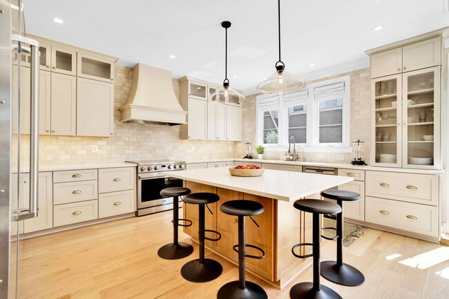 Building Photo - 6427 83rd Pl