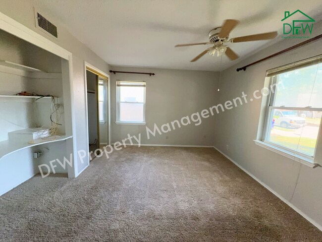 Building Photo - Charming 3-Bedroom Home with Sunroom & Spacious Backyard in Irving!