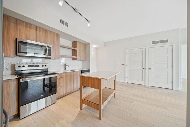 Building Photo - 555 NE 8th St