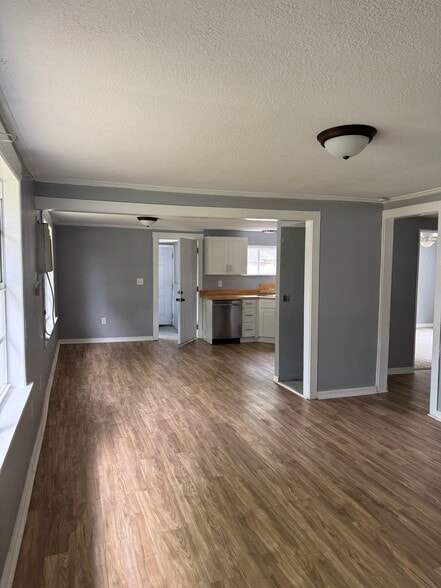 Building Photo - 605 Center Ave