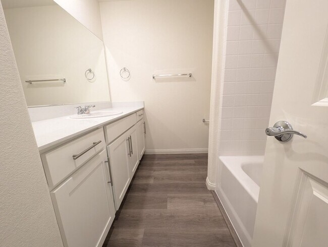 Building Photo - 5658 Mesa Sedona St