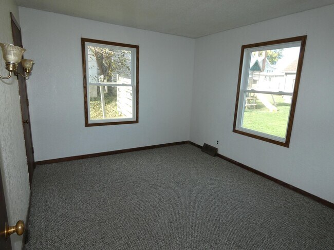 Building Photo - 326 N Monroe St