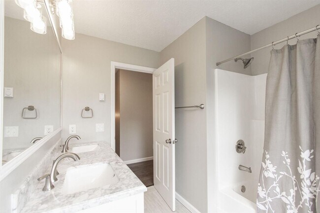 Building Photo - 6 bed/3 1/2 bath.  Pet Friendly