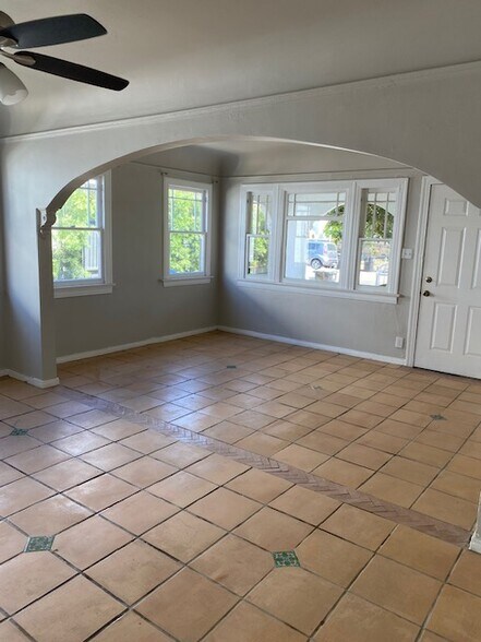 Living room - 2905 S Redondo Blvd