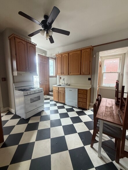 Building Photo - 317 e 13th st