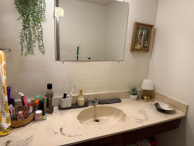 Building Photo - Spacious 876 SF Unit - 1 bd / 1 ba near UF...