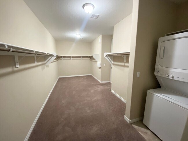 Building Photo - 4/BD 3.5/BA Spacious Home in Gated Communi...