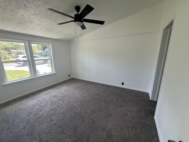 Building Photo - 3/2/1 on over 1/2 Acre