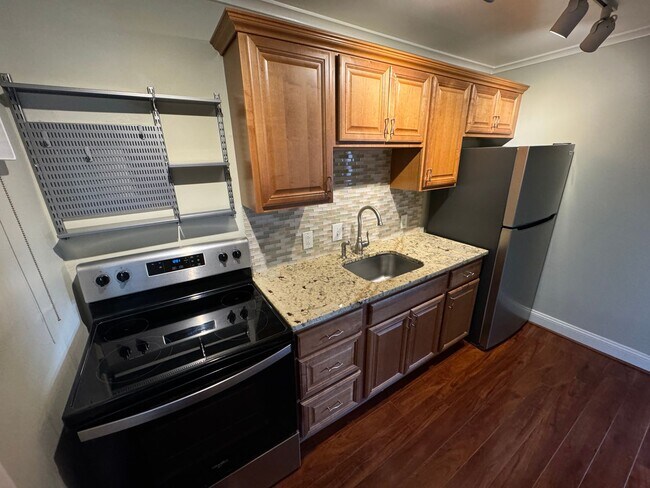 Building Photo - Updated Village District Condo in Raleigh