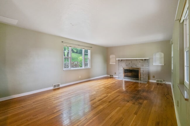 Building Photo - 840 Neely Heights Ave