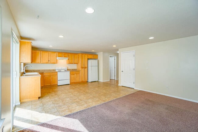 Building Photo - THREE BEDROOM WITH FENCED YARD