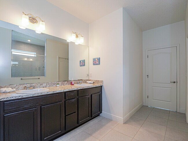 Building Photo - 5945 Buttonwood Sq