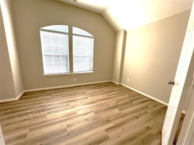 Building Photo - 6111 Summerfield Glade Ln