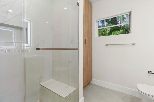 Building Photo - 1261 NE 98th St