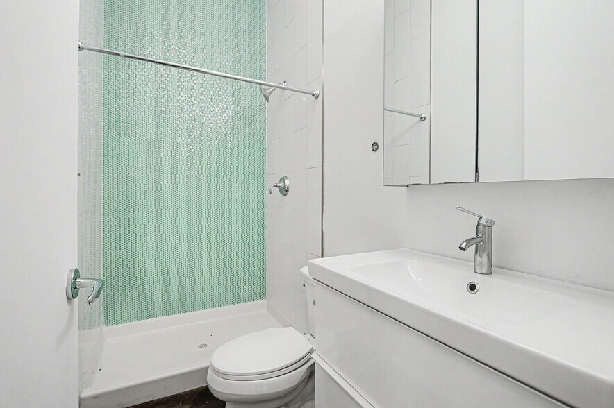 Building Photo - 3425 Louise St