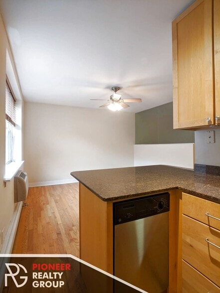 Building Photo - 643 W Wrightwood Ave