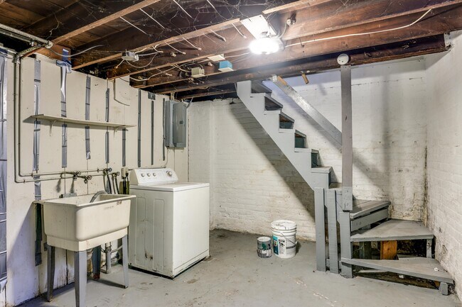 Building Photo - 1471 Wayburn St