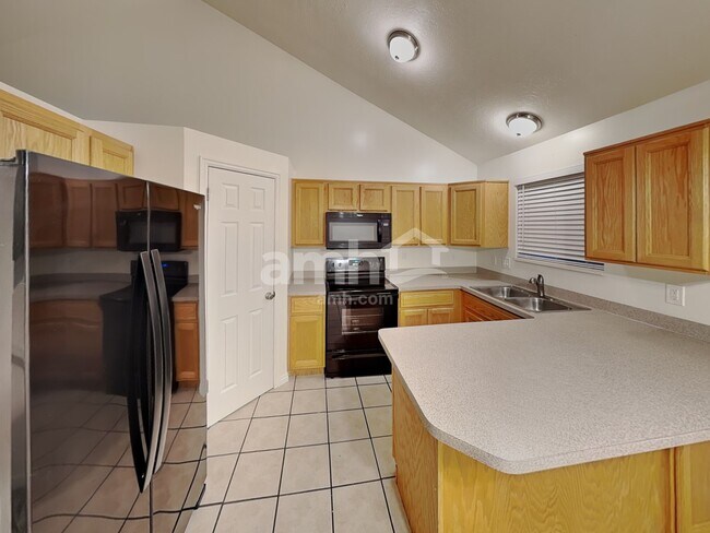 Building Photo - 1454 Fowler Ave