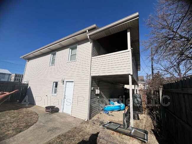 Building Photo - 403 Kenwood St