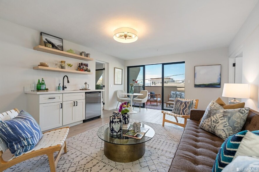 Lower suite living area & wet bar - 2920 Buchanan St