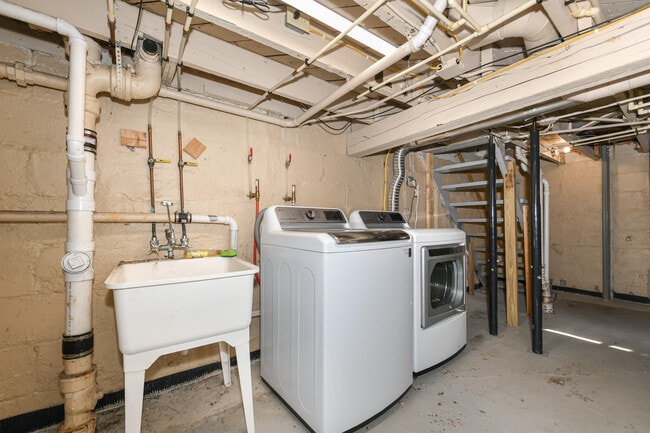 Building Photo - 422 S 89th St