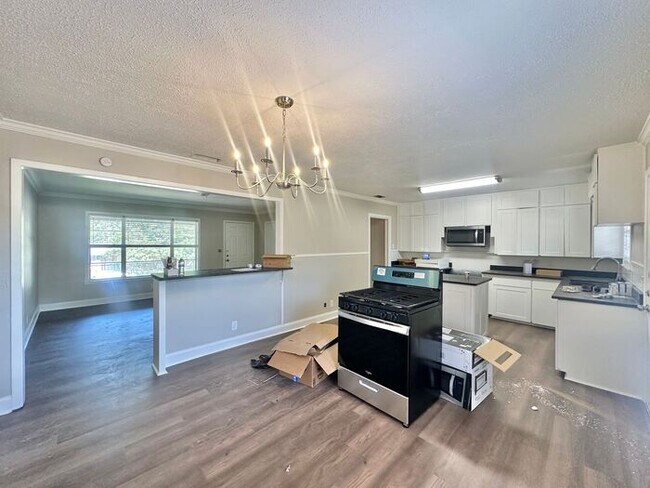 Building Photo - Newly Remodeled 4 Bedroom 2 Bath in Tyler!