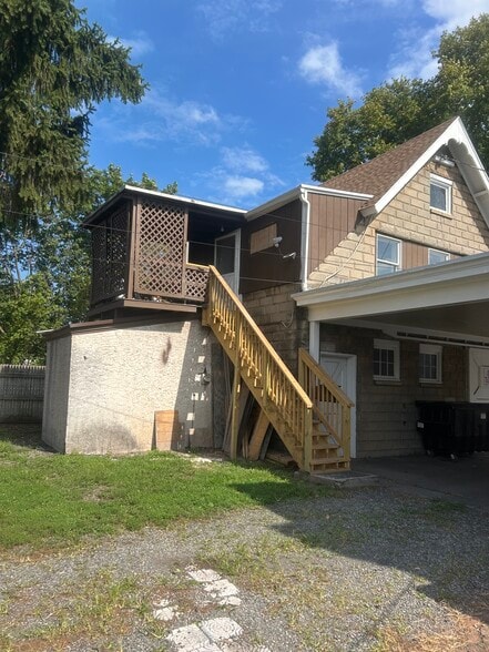 Carriage House w/ Lg Garage - 263 N York St